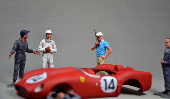 Autour d'une carrosserie de Ferrari en cours de réalisation