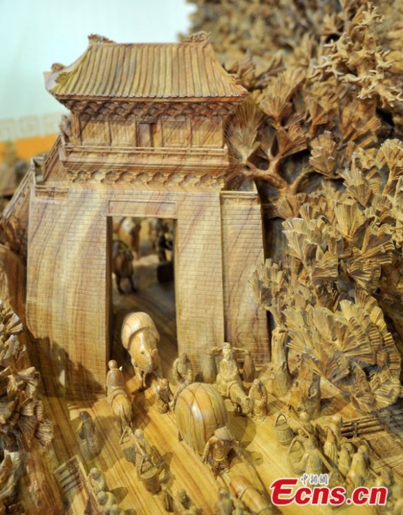 Un-village-sculpté-dans-un-tronc-darbre-par-lartiste-Zheng-Chunhui-photo-2