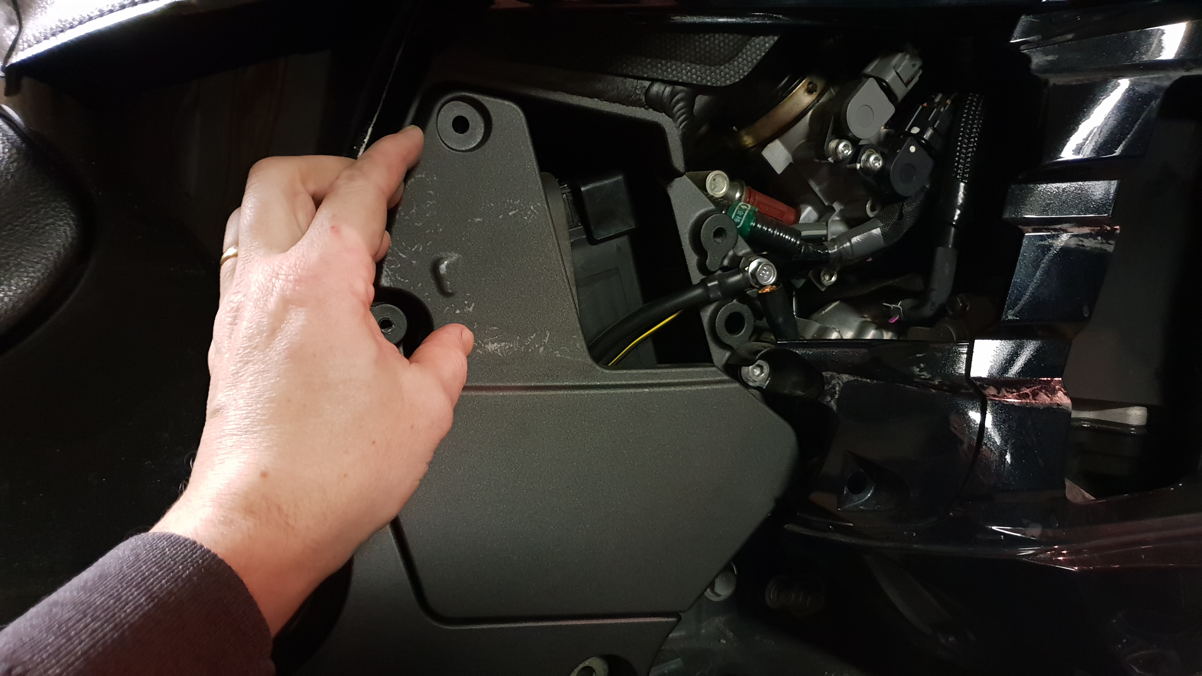 ZZR-1400-charger-batterie-5